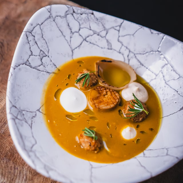 Krem kurkowy/ wędzona śmietana/ olej rydzowy / puree w panko / boczniak Krem kurkowy/ wędzona śmietana/ olej rydzowy / puree w panko / boczniak